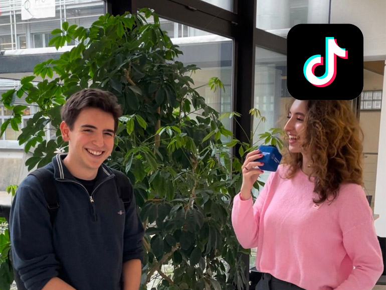 Eine Studentin interviewt einen Studenten