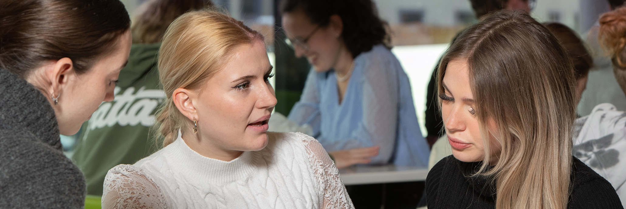 Studierende am Diskutieren